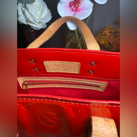 Authentic Louis Vuitton Reade PM handbag in Red Monogram Vernis patent leather. - Picture 8 of 11